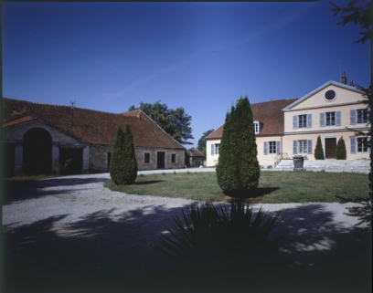 Dépendances et demeure patronale. Vue de trois quarts en 1992. © Région Bourgogne-Franche-Comté, Inventaire du patrimoine