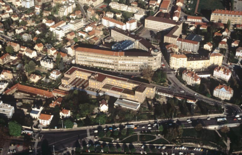 [Vue aérienne de l'école et du quartier, depuis l'est], 1993. © Région Bourgogne-Franche-Comté, Inventaire du patrimoine