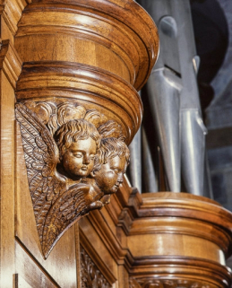 Culot d'une tourelle latérale vu de trois quarts après restauration. © Région Bourgogne-Franche-Comté, Inventaire du patrimoine