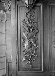 Détail du soubassement du buffet, panneau sculpté de gauche vu de face. © Région Bourgogne-Franche-Comté, Inventaire du patrimoine