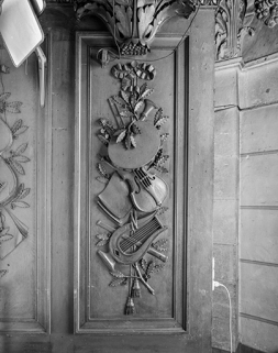 Détail du soubassement du buffet, panneau sculpté de droite vu de face. © Région Bourgogne-Franche-Comté, Inventaire du patrimoine