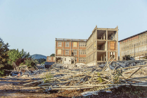Destruction de l'usine, 20 août 1993 au matin : ateliers depuis le nord-est. © Région Bourgogne-Franche-Comté, Inventaire du patrimoine