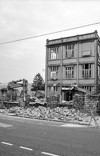 Destruction de l'usine, 23 août 1993 : pelle mécanique et atelier (2a) depuis l'ouest. © Région Bourgogne-Franche-Comté, Inventaire du patrimoine