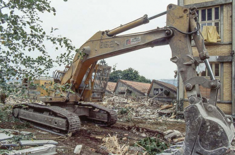 Destruction de l'usine, 23 août 1993 : pelle mécanique. © Région Bourgogne-Franche-Comté, Inventaire du patrimoine
