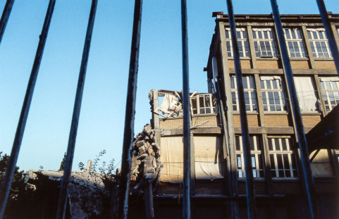 Destruction de l'usine : façade sur l'avenue Villarceau vue au travers de grilles. © Région Bourgogne-Franche-Comté, Inventaire du patrimoine