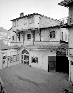 Théatre et entrée de la remise d'automobile. © Région Bourgogne-Franche-Comté, Inventaire du patrimoine