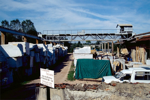 Pont roulant et aire des matières premières, vus depuis l'entrée à l'est. © Région Bourgogne-Franche-Comté, Inventaire du patrimoine