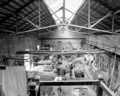 Intérieur de l'atelier central (débitage-polissage). © Région Bourgogne-Franche-Comté, Inventaire du patrimoine