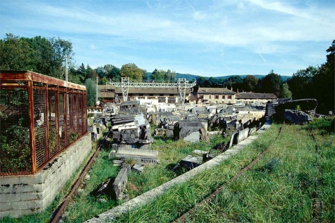 Vue d'ensemble de l'aire des matières premières et du portique roulant. Voie de roulement à gauche, voie ferrée à droite. © Région Bourgogne-Franche-Comté, Inventaire du patrimoine