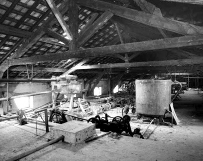 Cuve, système de distribution de la noria et systèmes de descente des châssis multilames dans le comble. © Région Bourgogne-Franche-Comté, Inventaire du patrimoine