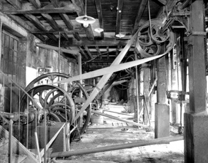 Système d'entraînement : côté transmission.Manivelle et volant d'inertie à droite, bielle au centre. © Région Bourgogne-Franche-Comté, Inventaire du patrimoine
