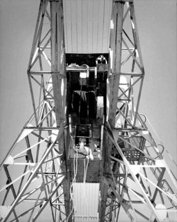 Treuil et crochet vus par-dessous. © Région Bourgogne-Franche-Comté, Inventaire du patrimoine