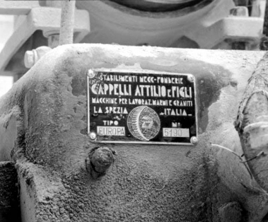 Débiteuse nord : plaque du constructeur. © Région Bourgogne-Franche-Comté, Inventaire du patrimoine