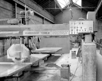 Lame circulaire et armoire de commande. © Région Bourgogne-Franche-Comté, Inventaire du patrimoine