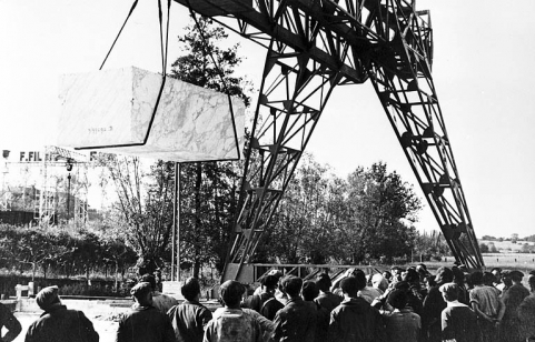 Inauguration : essai de résistance avec un bloc de marbre de 30 tonnes. © Région Bourgogne-Franche-Comté, Inventaire du patrimoine