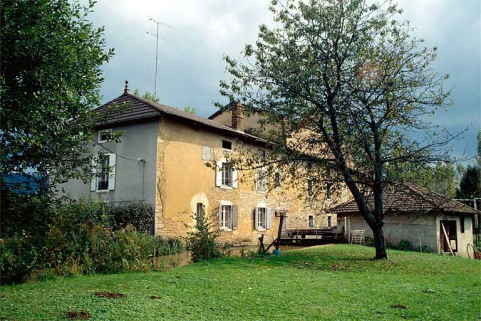 Façade postérieure du logement patronal (G), passerelle et ancien battoir à chanvre. © Région Bourgogne-Franche-Comté, Inventaire du patrimoine