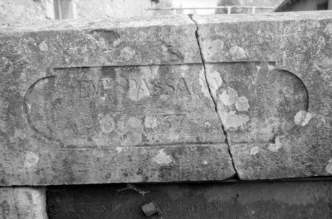 Inscription sur le garde-corps de la passerelle. © Région Bourgogne-Franche-Comté, Inventaire du patrimoine