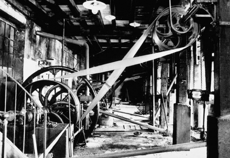 Système d'entraînement : côté transmission. Manivelle et volant d'inertie à droite, bielle au centre. © Région Bourgogne-Franche-Comté, Inventaire du patrimoine