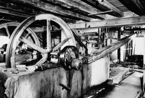 Système d'entraînement : côté moteur. Volant, manivelle et bielle. © Région Bourgogne-Franche-Comté, Inventaire du patrimoine