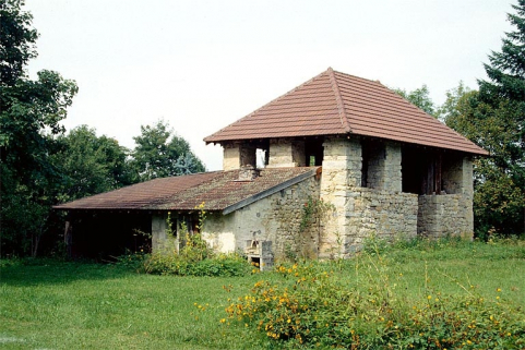 Four et bûcher, vus de trois quarts. © Région Bourgogne-Franche-Comté, Inventaire du patrimoine
