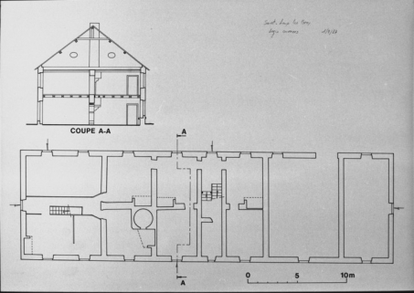 Plan et coupe du rez-de-chaussée du logement ouvrier. Relevé graphique, 1993, M. Brugier et F. Corbineau, échelle 1:1250. © Région Bourgogne-Franche-Comté, Inventaire du patrimoine