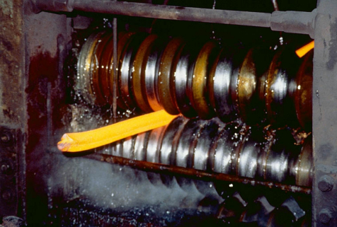 Laminoir : travail en cage de dégrossis (détail). © Région Bourgogne-Franche-Comté, Inventaire du patrimoine