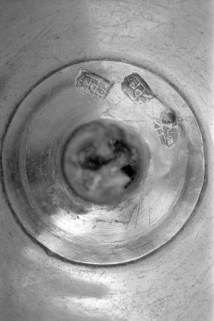 Les poinçons sous le pied. © Région Bourgogne-Franche-Comté, Inventaire du patrimoine