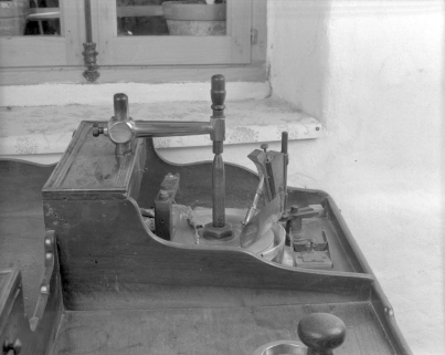 Poste de taille. Le bâton mécanique dans son étui diviseur s'appuie sur l'invention et repose sur la meule. © Région Bourgogne-Franche-Comté, Inventaire du patrimoine