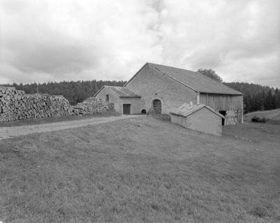 Face droite et façade postérieure avec, au premier plan, le fournil. © Région Bourgogne-Franche-Comté, Inventaire du patrimoine