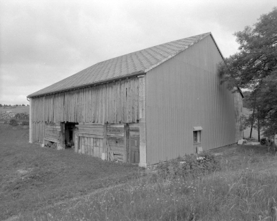 Façade postérieure et face gauche recouverte d'un essentage métallique. © Région Bourgogne-Franche-Comté, Inventaire du patrimoine