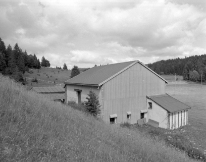 Face gauche recouverte d'un essentage de tôle et façade postérieure. © Région Bourgogne-Franche-Comté, Inventaire du patrimoine