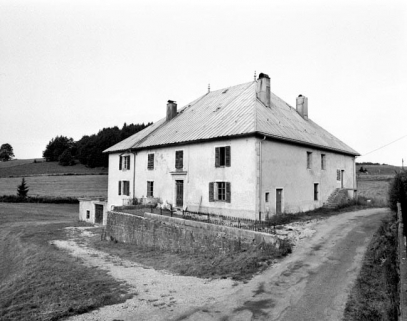 Façade antérieure vue de trois quarts. © Région Bourgogne-Franche-Comté, Inventaire du patrimoine