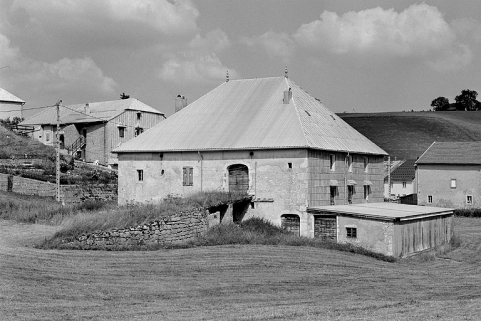 Façade postérieure et pignon couvert d'un essentage de zinc. © Région Bourgogne-Franche-Comté, Inventaire du patrimoine