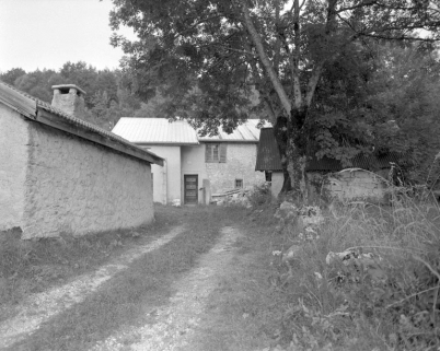 Façade antérieure avec en premier-plan, le fournil à gauche et le grenier fort, à droite. © Région Bourgogne-Franche-Comté, Inventaire du patrimoine Façade antérieure avec en premier-plan, le fournil à gauche et le grenier fort, à droite. © Région Bourgogne-Franche-Comté, Inventaire du patrimoine