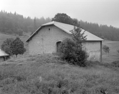 Face droite avec accès à la grange haute. © Région Bourgogne-Franche-Comté, Inventaire du patrimoine Face droite avec accès à la grange haute. © Région Bourgogne-Franche-Comté, Inventaire du patrimoine