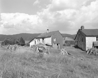 Façade postérieure et face gauche de la maison de douaniers, recouvertes d'un essentage de tôle. © Région Bourgogne-Franche-Comté, Inventaire du patrimoine Façade postérieure et face gauche de la maison de douaniers, recouvertes d'un essentage de tôle. © Région Bourgogne-Franche-Comté, Inventaire du patrimoine