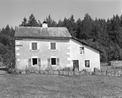 Façade antérieure de la maison de douaniers. © Région Bourgogne-Franche-Comté, Inventaire du patrimoine Façade antérieure de la maison de douaniers. © Région Bourgogne-Franche-Comté, Inventaire du patrimoine