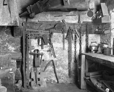 Intérieur de la forge, les outils. © Région Bourgogne-Franche-Comté, Inventaire du patrimoine