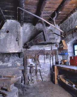 Intérieur de la forge, le soufflet et les outils. © Région Bourgogne-Franche-Comté, Inventaire du patrimoine