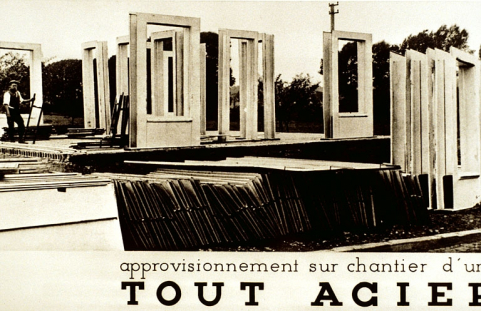 Montage d'une maison tout acier dans les années 1930 : mise en place des baies. © Région Bourgogne-Franche-Comté, Inventaire du patrimoine