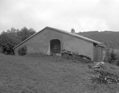 Face droite et accès à la grange haute. © Région Bourgogne-Franche-Comté, Inventaire du patrimoine Face droite et accès à la grange haute. © Région Bourgogne-Franche-Comté, Inventaire du patrimoine