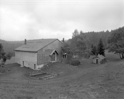 Façade postérieure et face gauche recouverte d'un essentage de tavaillons, le fournil est à droite. © Région Bourgogne-Franche-Comté, Inventaire du patrimoine Façade postérieure et face gauche recouverte d'un essentage de tavaillons, le fournil est à droite. © Région Bourgogne-Franche-Comté, Inventaire du patrimoine