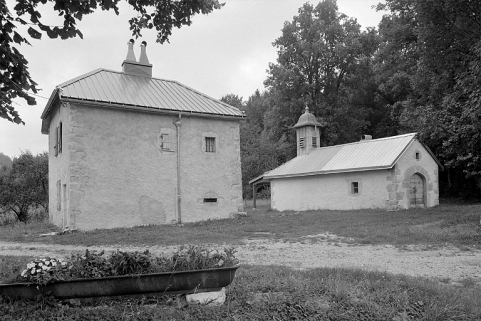 Façade postérieure de la chapelle, à ses côtés la maison d'habitation. © Région Bourgogne-Franche-Comté, Inventaire du patrimoine Façade postérieure de la chapelle, à ses côtés la maison d'habitation. © Région Bourgogne-Franche-Comté, Inventaire du patrimoine