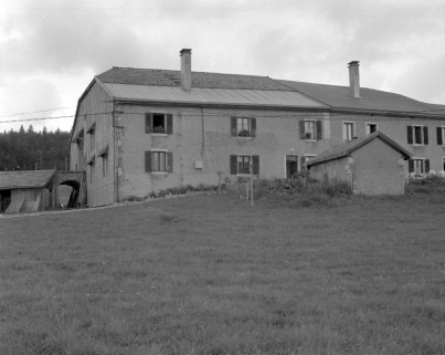 Façade antérieure, fournil au premier plan et pont de grange sur la face gauche. © Région Bourgogne-Franche-Comté, Inventaire du patrimoine