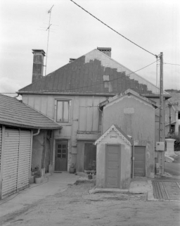 Face latérale gauche couverte d'un essentage en feuilles de zinc. © Région Bourgogne-Franche-Comté, Inventaire du patrimoine Face latérale gauche couverte d'un essentage en feuilles de zinc. © Région Bourgogne-Franche-Comté, Inventaire du patrimoine