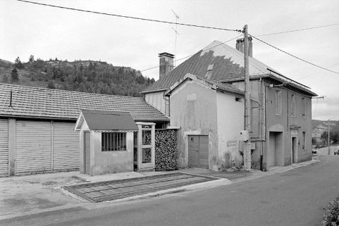 Façade antérieure et face latérale gauche. © Région Bourgogne-Franche-Comté, Inventaire du patrimoine Façade antérieure et face latérale gauche. © Région Bourgogne-Franche-Comté, Inventaire du patrimoine
