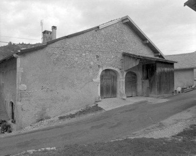 Face droite et accès aux deux granges hautes. © Région Bourgogne-Franche-Comté, Inventaire du patrimoine Face droite et accès aux deux granges hautes. © Région Bourgogne-Franche-Comté, Inventaire du patrimoine