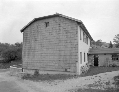 Face droite et préau sur la façade postérieure. © Région Bourgogne-Franche-Comté, Inventaire du patrimoine Face droite et préau sur la façade postérieure. © Région Bourgogne-Franche-Comté, Inventaire du patrimoine