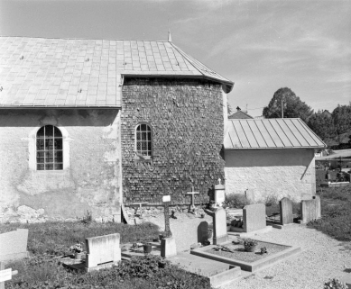 Extérieur : face sud de la dernière travée de la nef, du choeur et de la sacristie. © Région Bourgogne-Franche-Comté, Inventaire du patrimoine Extérieur : face sud de la dernière travée de la nef, du choeur et de la sacristie. © Région Bourgogne-Franche-Comté, Inventaire du patrimoine