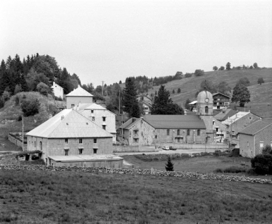 Extérieur : vue de situation depuis le nord-est. © Région Bourgogne-Franche-Comté, Inventaire du patrimoine